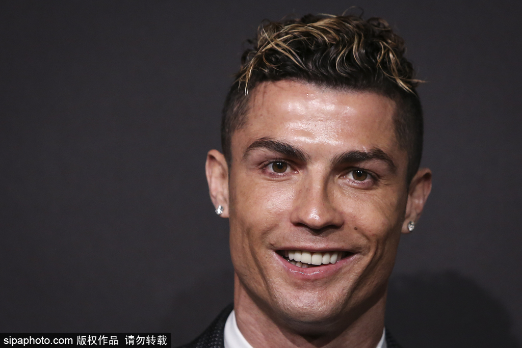 她自小便展 她自小便展